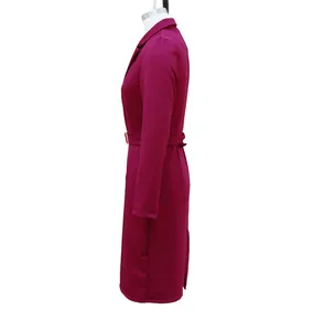Vista lateral de un elegante vestido tipo blazer de manga larga magenta de oficina