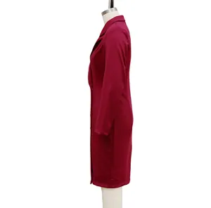 Vue latérale d'une robe blazer bordeaux à manches longues cintrée pour le bureau.