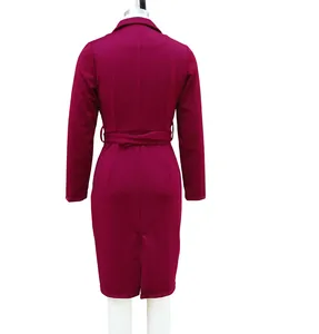 Vista posterior detallada de un elegante vestido de oficina burdeos de manga larga con cinturón