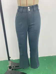 Vue de face d'un jean droit à taille haute pour femme avec fermeture à deux boutons