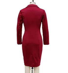 Vue arrière d'une élégante robe blazer rouge à manches longues avec fente au dos.