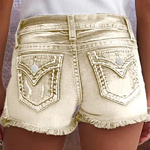 Gedetailleerd achteraanzicht van beige slim-fit denim shorts voor dames met borduursel en franjes