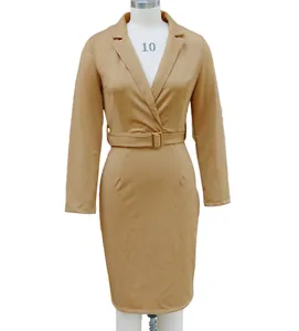 Vista detallada de un vestido blazer camel de manga larga presentado en un maniquí