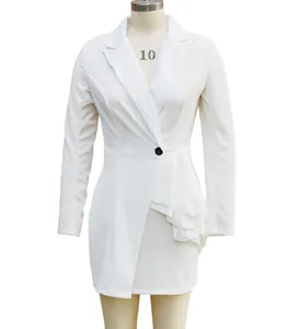 Elegantes weißes Blazerkleid mit Reverskragen und asymmetrischem Volant-Detail