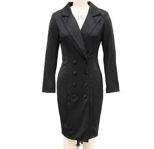Vue détaillée d'une robe blazer noire à double boutonnage et manches longues sur un mannequin.
