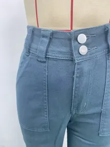 Vue détaillée d'un jean droit bleu pour femme avec double boutonnage à la taille.