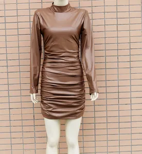 Détail d'une mini-robe froncée à manches longues en simili cuir marron avec col montant
