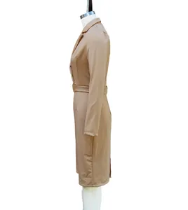 Perfil lateral detallado que muestra el ajuste de un vestido blazer caqui con cinturón