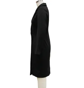 Vue de côté d'une robe blazer noire classique à manches longues sur un mannequin.