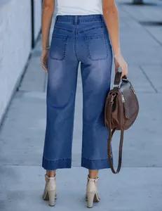 Vue détaillée de l'arrière d'un jean large taille haute raccourci pour femme