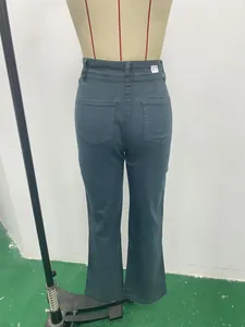 Vue arrière d'un jean droit taille haute bleu sarcelle sur un mannequin de couture