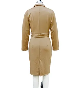 Vista trasera del elegante vestido tipo blazer de oficina con cinturón y abertura