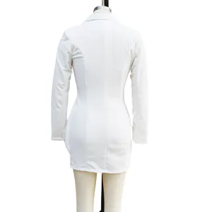 Rückansicht eines eleganten weißen langärmeligen Blazerkleides mit schmaler Passform.