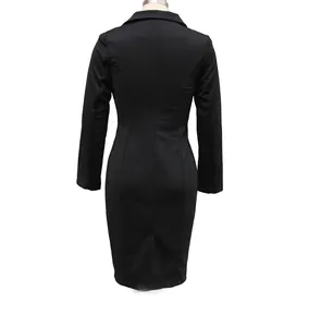 Vue arrière d'une robe blazer noire professionnelle à manches longues avec col à revers de bureau