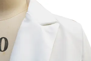 Nahaufnahme von Revers und Schulter eines weißen Blazer-Kleides auf der Puppe
