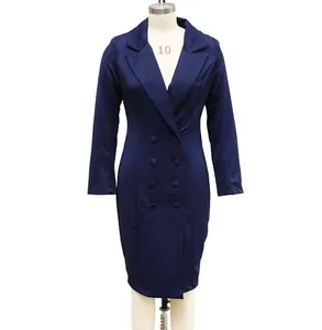 Vue de face d'une robe blazer bleu marine à double boutonnage et manches longues sur mannequin
