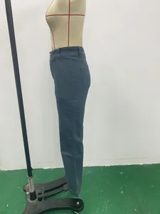 Vue latérale d'un jean droit élégant pour femme avec taille à double boutonnage.