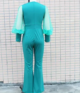 Vista posteriore della tuta verde acqua con maniche in rete e pantaloni larghi moda
