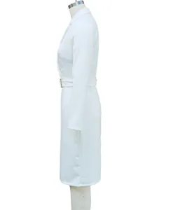 Vista lateral de un elegante vestido blazer blanco de manga larga con cinturón en maniquí