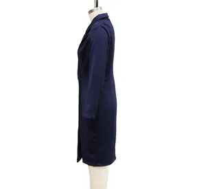 Vue latérale détaillée d'une robe blazer professionnelle à manches longues bleu marine