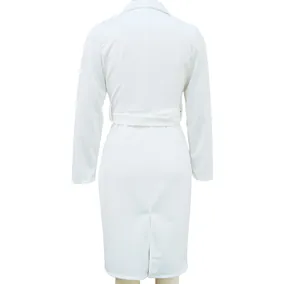 Vista posterior detallada de un elegante vestido de oficina blanco de manga larga con cinturón