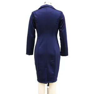 Vue arrière d'une robe blazer de bureau bleu marine à manches longues cintrée