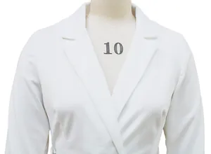 Primer plano de un elegante vestido blazer blanco de manga larga con cuello de solapa