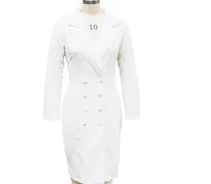 Vue de face d'une robe blazer blanche à double boutonnage sur un mannequin pour le bureau