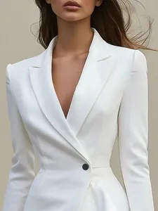 Detailansicht eines eleganten weißen Blazer-Kleides mit Revers und Taillenknopf.