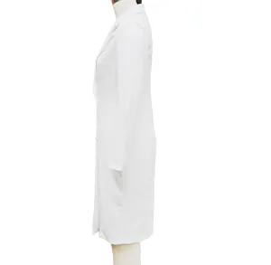 Vue latérale détaillée d'une robe blazer blanche à manches longues sur un mannequin
