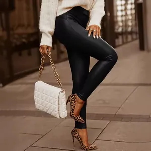 Eleganti leggings neri in ecopelle con vita alta e vestibilità slim