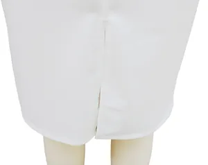Primer plano del dobladillo del elegante vestido blanco con detalle de abertura trasera.