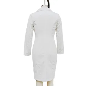Vue arrière d'une élégante robe blazer blanche à manches longues avec coupe cintrée