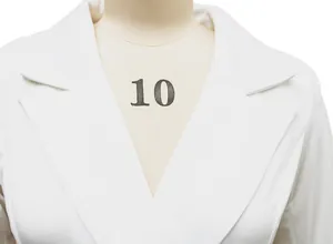 Gros plan détaillé montrant le revers professionnel d'un blazer de bureau blanc sur mannequin