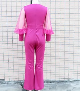 Vista posteriore di elegante tuta intera fucsia con maniche lunghe in rete e gamba larga