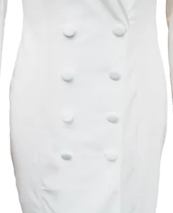Gros plan montrant les élégants boutons à double boutonnage blancs d'une robe blazer femme.