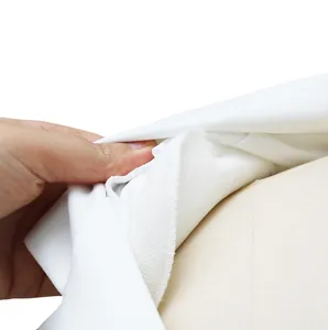 Gros plan sur la texture du tissu blanc de haute qualité de la robe tailleur pour le bureau.