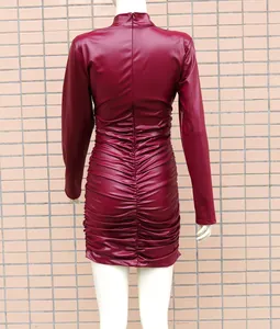Vue arrière détaillée d'une robe mini froncée en simili cuir bordeaux à manches longues.