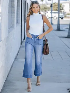 Jean en denim délavé bleu clair à coupe large et courte avec poches plaquées avant