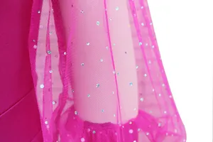 Dettaglio ravvicinato della manica in mesh rosa trasparente con strass scintillanti applicati