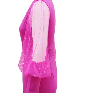 Vista dettagliata di una tuta fucsia con maniche a lanterna in mesh e paillettes