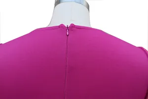 Dettaglio dello scollo posteriore e della cerniera invisibile su una tuta color magenta