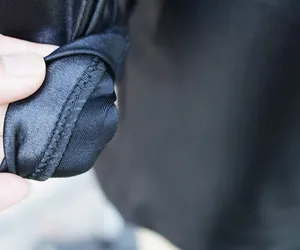 Detailansicht der hochwertigen Nähte an einem stylischen schwarzen Kunstlederkleid