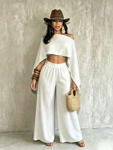 Conjunto playero de dos piezas blanco con top asimétrico y pantalón ancho