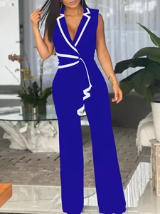 Detailansicht eines ärmellosen V-Ausschnitt-Jumpsuits mit weitem Bein und weißen Revers