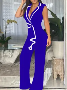Nahaufnahme eines modischen ärmellosen blauen Overalls mit weißem Saum und V-Ausschnitt