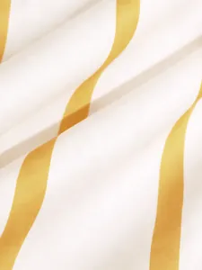 Vista detallada de la textura suave de la tela a rayas amarillas y blancas de este vestido