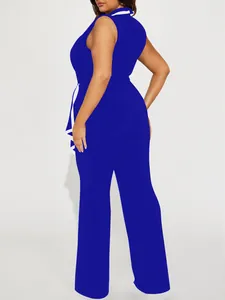Rückansicht eines eleganten ärmellosen Overalls mit weitem Bein in Königsblau.
