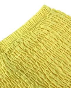 Vista macro detallada de la textura de la tela fruncida amarilla elástica mujer