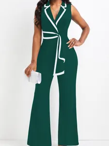 Eleganter dunkelgrüner ärmelloser Jumpsuit mit V-Ausschnitt, weißer Paspelierung und weitem Bein.
